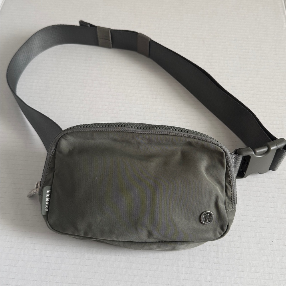 lululemon athletica Green Gray Nylon Crossbody Belt Bag 1 liter - Picture 2 of 10
